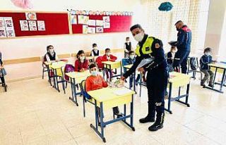 Jandarma öğrencilere boyama kitabı dağıttı