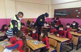 Jandarmadan öğrencilere “Trafik güvenliği”...