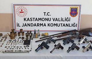 Jandarmanın baskın düzenlediği evden çok sayıda...