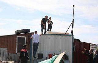 Kaçak yapılarını yıktırmak istemeyen aile benzinle...