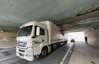 Kadıköy’de alt geçide takılan tır 3 saatte...