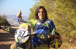 Kadın motorcu motosiklet tutkusunu toprak pistlere...