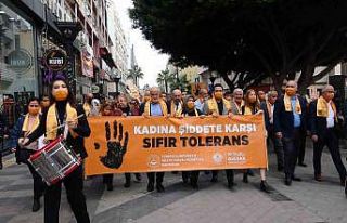 Kadına şiddete karşı düdüklü yürüyüş