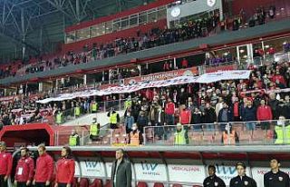 Kadına şiddete tribünden pankartlı tepki