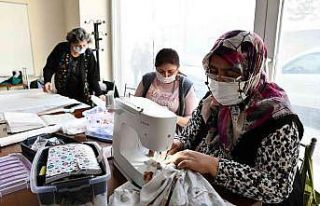 Kadınlar giysilerini kendileri üretiyor