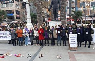 Kadınlar mor maskeleri ile meydana indiler