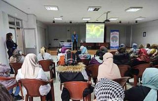 Kadınlar, polis ekipleri tarafından şiddete karşı...