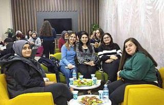 Kadınlar yorgunluklarını çiğköfte etkinliği...