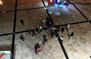 Kafede iki grup arasında çıkan kavga sokağa taştı