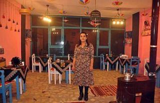 Kafeyi atık malzemelerle süsledi