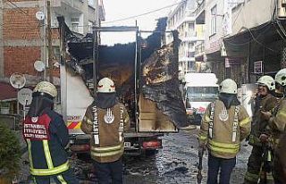 Kağıthane’de cips dolu kamyonet alev alev yandı
