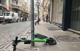 Kaldırımı işgal eden scooterlardan vatandaş dertli