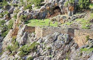 "Kaleboynu Kalesi" zamana direniyor