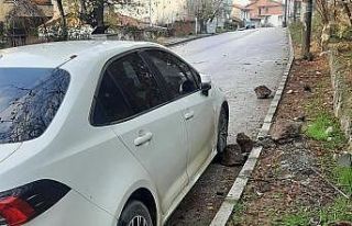 Kaleden kopan kaya parçaları otomobile çarptı