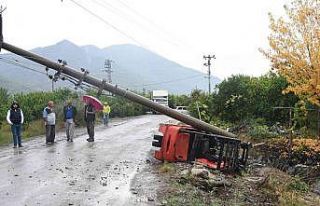 Kamyon kasasından düşen Forklift mahalleyi elektriksiz...