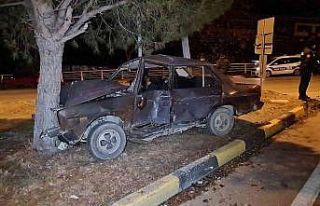 Kamyonet ile çarpıştıktan sonra ağaca çarpan...