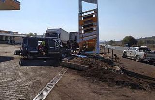 Kamyonet ile hafif ticari araç çarpıştı: 4 yaralı