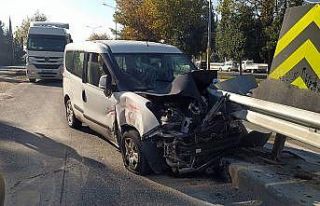 Kamyonete çarpan araç bariyerlere ok gibi saplandı:...