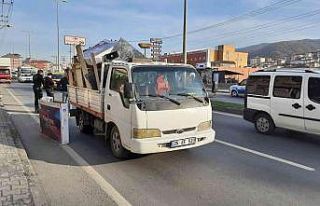 Kamyonetten düşen karton moto kuryeyi yaraladı