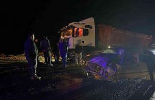 Kamyonla otomobil çarpıştı: 1 yaralı