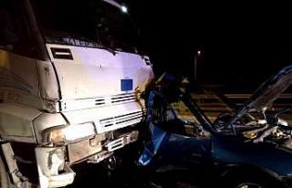 Kamyonun kağıt gibi ezdiği otomobilde sıkışmıştı,...