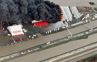 Kanada’da selin ortasında kalan otoparkta yangın