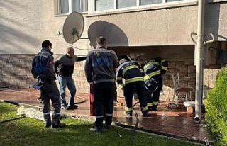 Kapıcı dairesinde çıkan yangında 2 kişi dumandan...