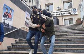 Kapıyı taş ve tekmeyle kırarak içeri giren hırsızlar...