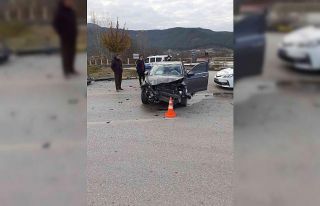 Karabük’te iki otomobil çarpıştı: 3 yaralı