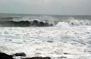 Karadeniz’de 4 metreyi bulan dev dalgalar, sahilleri...