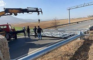 Karaman’da devrilen EDS levhası şehirlerarası...