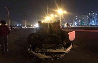 Karanlıkta kavşağı göremedi, aracı taklalar...