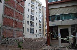 Karşıyaka’daki 2 binaya halen girilemiyor