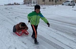 Kars’ta kızağını kapan çocuklar kaymaya koştu
