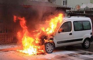 Kartal’da seyir halinde olan otomobil alev alev...