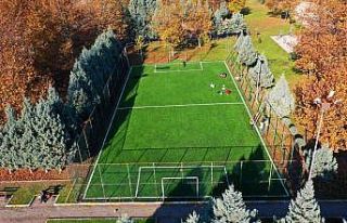 Kartepe’de futbol sahaları yenilendi