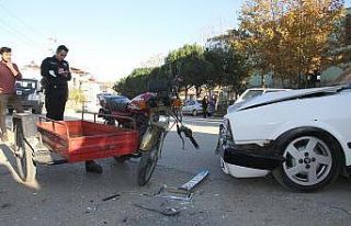 Kasalı motosiklet ile otomobil kafa kafaya çarpıştı:...