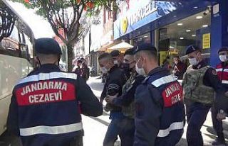 Katil zanlısı cinayeti nasıl işlediğini canlandırarak...