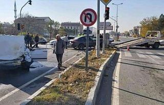 Kavşağa kontrolsüz giren araç kazaya neden oldu