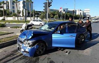 Kavşakta çarpışan otomobiller hurdaya döndü:...