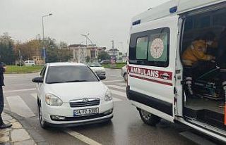 Kavşakta iki otomobil çarpıştı: 1 yaralı