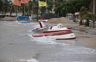 Kayıklar alabora oldu, tekne kıyıya vurdu