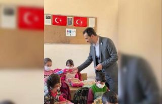 Kaymakam Kundakçı’dan öğrencilere hediye