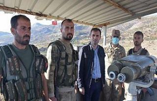 Kaymakam Mete, üs bölgesindeki güvenlik güçleriyle...