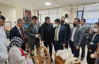 Kaymakam Tunç, şal-şepik atölyesini gezdi