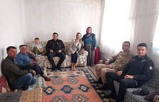 Kaymakam Ülkü eşiyle ev ziyaretlerinde