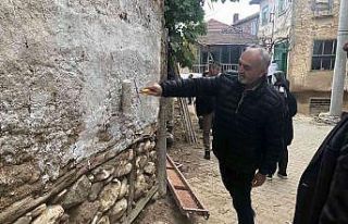 Kaymakam ve belediye başkanı camları boyadı