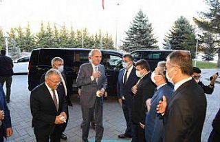 “Kayseri her alanda zirveyi hak ediyor"