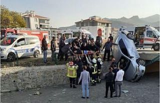 Kaza sonrası araçta sıkışan sürücüyü sağlık...