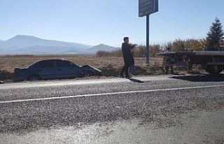 Kaza yapan araçlar şarampole devrildi